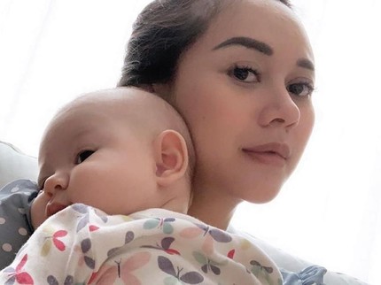 7 Potret Hangat Aura Kasih dan Putri Kecilnya, Arabella