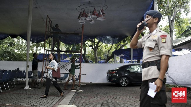 Polda Sumatera Barat membenarkan penangkapan Sudarto, aktivis yang gencar menolak larangan Natal di wilayah Sumbar. Dia dijerat UU ITE.