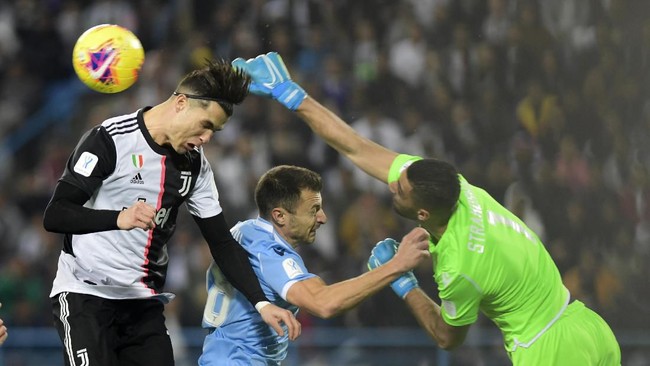 Juventus berpeluang menggusur Inter Milan dari puncak klasemen Liga Italia. Hal ini bisa terjadi jika Bianconeri sukses mengalahkan AS Roma.