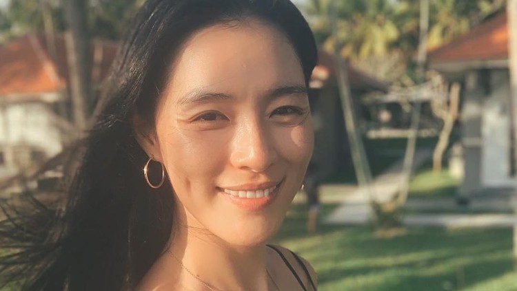 Eks member girlband Korea After School, Kahi, kini tinggal di Bali bersama suami dan kedua anaknya. Penasaran siapa sosok Kahi? Simak selengkapnya di sini, Bun.