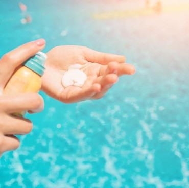Perbedaan Sunscreen dan Sunblock, Mana yang Lebih Bagus?