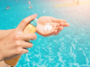 Perbedaan Sunscreen dan Sunblock, Mana yang Lebih Bagus?