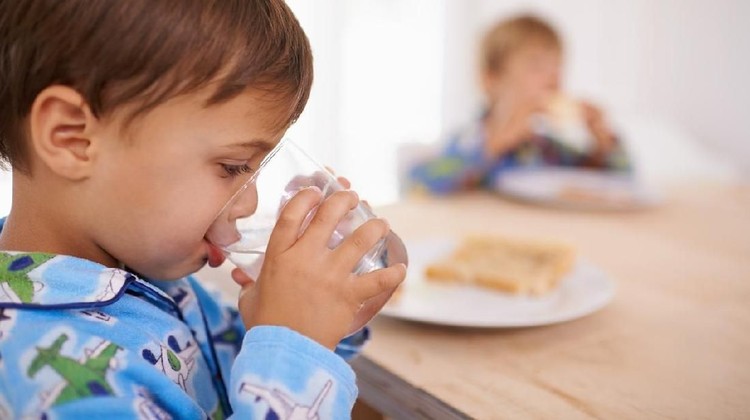 Beberapa anak sulit untuk diajak minum air putih. Padahal, orang tua khawatir kalau mereka kurang minum. Ikuti 5 tips ini yuk supaya anak mau minum air putih.