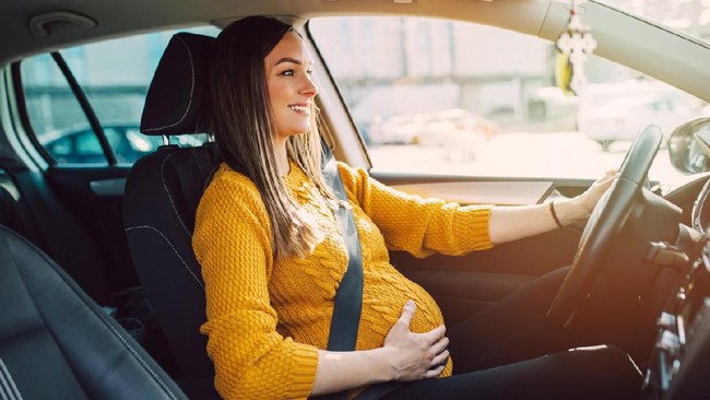 Menempuh perjalanan jarak jauh dengan mengemudi mobil sendiri memiliki risiko lebih besar untuk pengemudi ibu hamil karena mengemudi ialah aktivitas melelahkan.