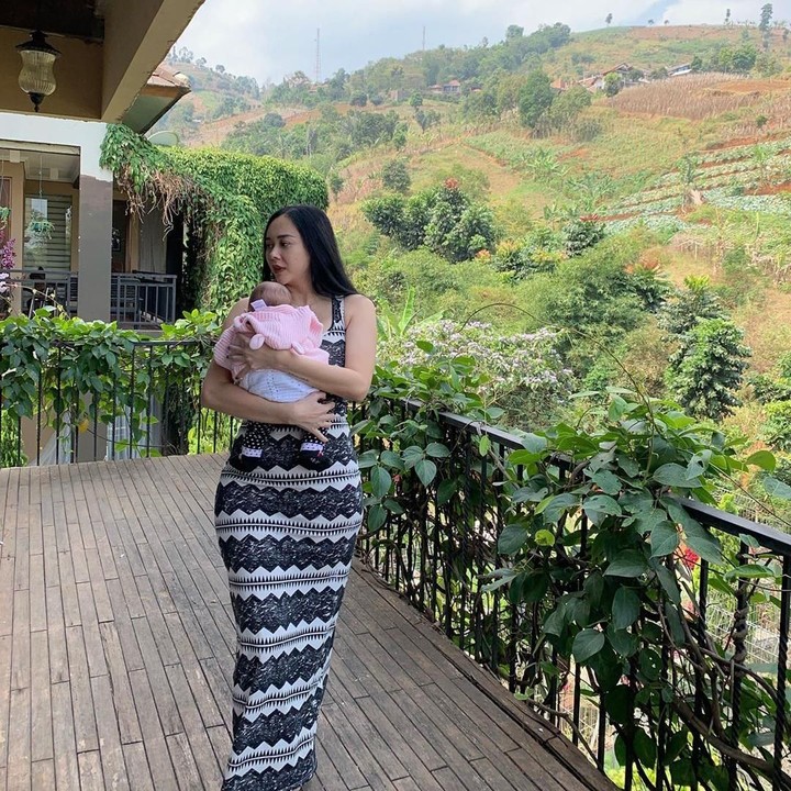 <div>Aura Kasih melahirkan anak pertamanya berjenis kelamin perempuan pada 16 Juni 2019. (Foto: Instagram @aurakasih)</div>