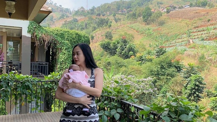 Aura Kasih dan anak perempuannya
