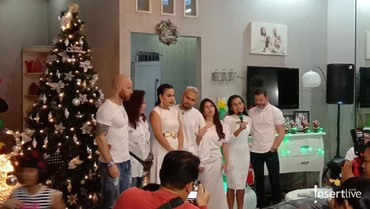 img-title Kehangatan Melaney Ricardo Rayakan Natal dengan Keluarga Besar