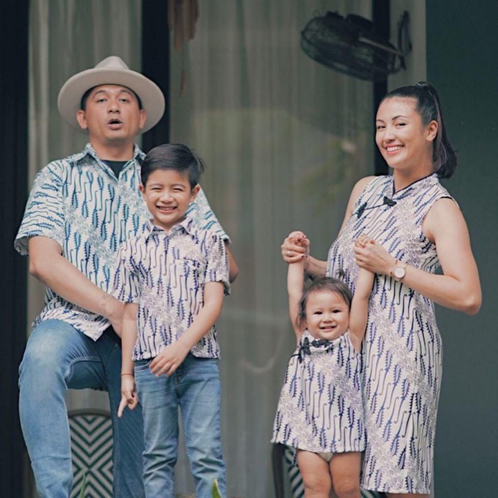 <div>Keluarga Shareena Gunawan dan Ryan Delon tampil kompak mengenakan outfit batik. Pilih warna cerah nih, Bun, agar si kecil tetap kece seperti penampilan Ryshaka dan Sea yang tetap menawan. Pas dikenakan untuk esok ya. (Foto: Instagram @mrssharena)</div><div> </div>