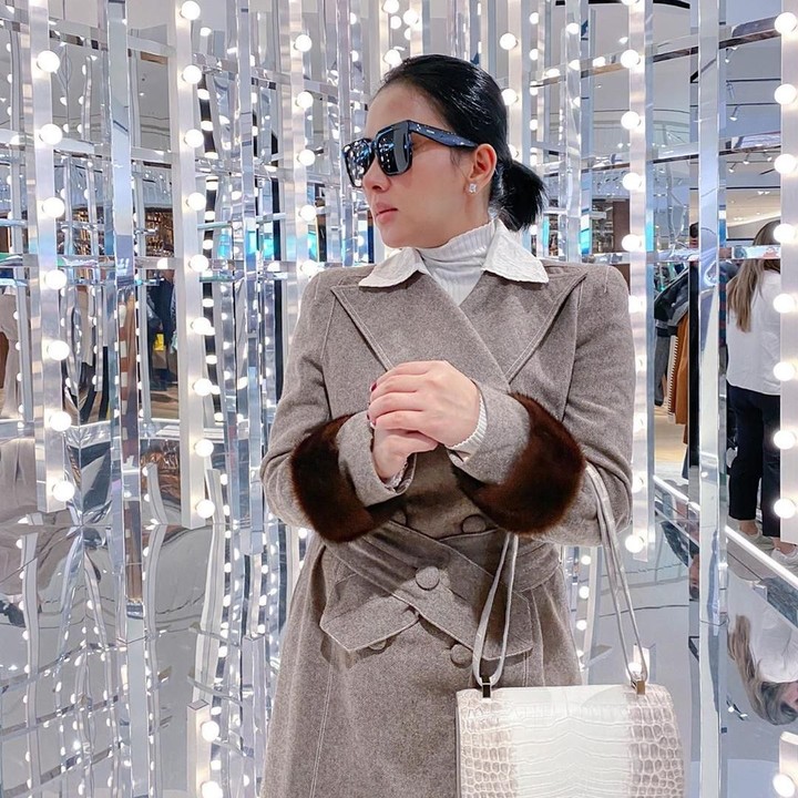 <p>Di foto ini, Syahrini menulis, "<em>Even Though It’s Raining It Doesn’t Affect The Beauty Of My Day!</em>" (Foto: Instagram @princessyahrini)</p>