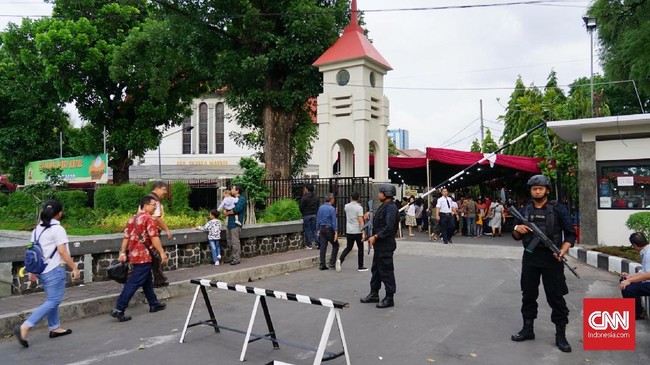 Polri mengerahkan puluhan ribu personel untuk mengamankan gereja hingga tempat wisata selama masa libur Natal dan Tahun Baru (Nataru) 2022 mendatang.