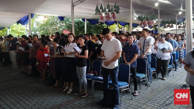 Jemaat tampak khidmat selama mengikuti prosesi ibadah misa malam natal di Gereja Katedral, Jakarta, yang telah dimulai sejak Selasa (24/12) sore.