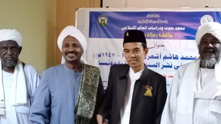 Usai mengundurkan diri menjadi PNS, Ustaz Abdul Somad (UAS) berhasil meraih gelar doktor dengan predikat cum laude di Oumdurman Islamic University, Sudan.