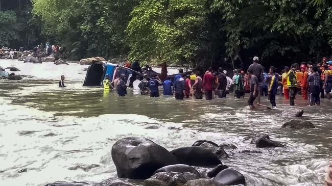 Total 27 orang ditemukan dalam kondisi tewas, korban kecelakaan bus Sriwijaya yang masuk jurang di Pagar Alam. Dua di antaranya belum teridentifikasi.