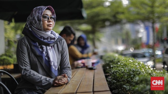 Dwi Siti Rhomdoni mengalami patah tiga ruas tulang leher akibat teror bom Thamrin 2016. Kini dia adalah salah satu pengurus jaringan korban terorisme.