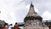 FOTO: Deretan Pohon Natal Unik di Nusantara Pohon Natal tak melulu berbentuk pohon berhias lampu dan lonceng. Sejumlah kelompok masyarakat dari berbagai daerah membuat pohon Natal unik.