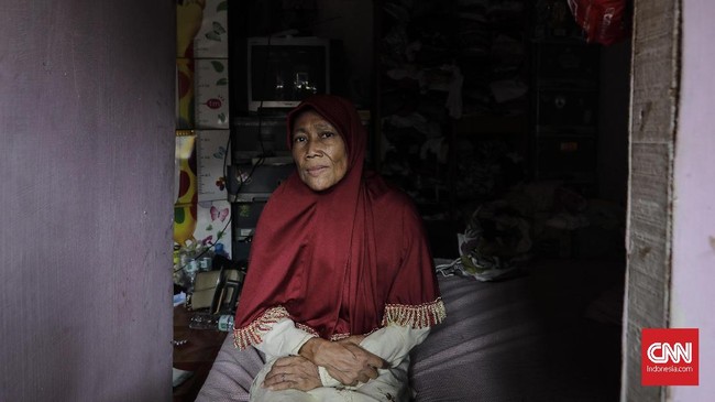 Saat suami yang menjadi tulang punggung keluarganya meninggal karena luka teror bom Kedubes Australia pada 2004 silam, Wartini tengah hamil tua anak ketiganya.