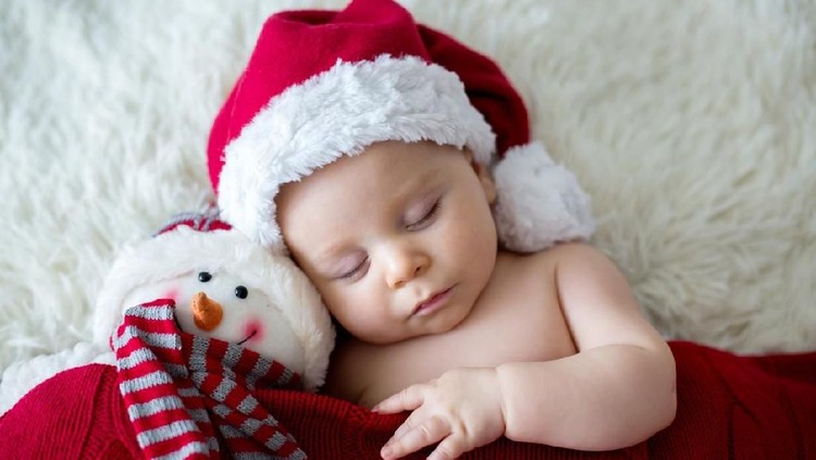 Bunda akan menyambut kehadiran bayi perempuan di bulan Desember ini? Kalau sedang bingung cari nama bayi, cek deh inspirasi nama bayi bertema Natal berikut.