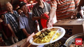 FOTO : Podjok Halal Vihara Petak Sembilan bagi Kaum Tak Mampu