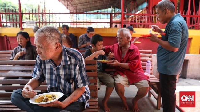 FOTO : Podjok Halal Vihara Petak Sembilan bagi Kaum Tak Mampu