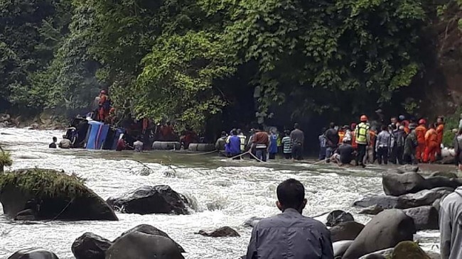 Data sementara korban kecelakaan bus masuk jurang di Pagar Alam, Sumatera Selatan berjumlah 25 orang tewas dan 13 orang terluka.