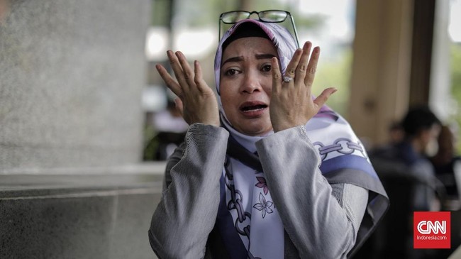 Dwi Siti Rhomdoni mengalami patah tiga ruas tulang leher akibat teror bom Thamrin 2016. Kini dia adalah salah satu pengurus jaringan korban terorisme.