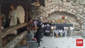 Gegana Sterilisasi Gereja Katedral Jelang Malam Natal