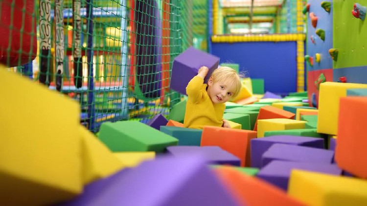 Musim hujan bukan alasan tidak bisa menikmati libur sekolah ya. Banyak kok tempat wisata indoor yang menyajikan keseruan untuk keluarga, terutama si kecil.