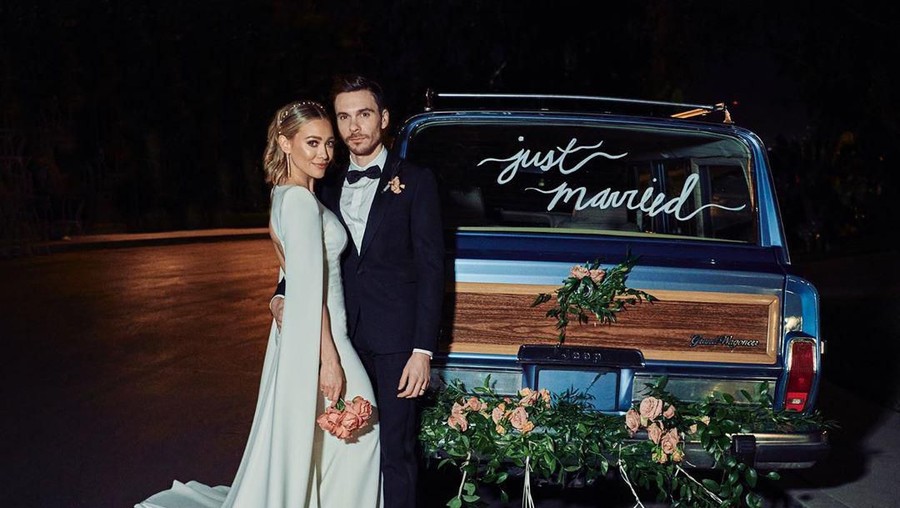 Hilary Duff memamerkan gaun pengantin dengan bahu runcing di Instagram.