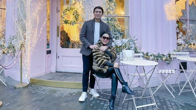 Syahrini merayakan tahun baru di Jepang. Ia ingin menghormati tradisi bersama mertua dan keluarga sang suami, Reino Barack. Wah, seru banget sepertinya ya?