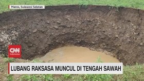 VIDEO: Viral Lubang Raksasa Muncul di Tengah Sawah
