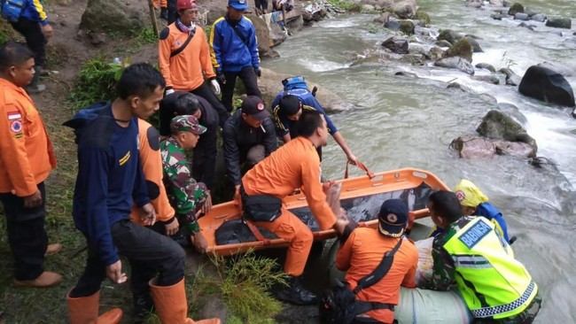 Bus Sriwijaya berpenumpang 37 orang terjun ke dalam jurang di Pagar Alam, Sumatera Selatan dan mengakibatkan 24 orang meninggal dunia.