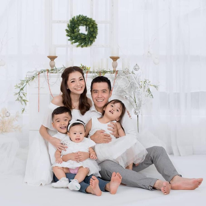 <div>Keluarga Maya Septha tampil rapi dan kompak mengenakan busana serba putih. Pilihan yang selalu pas dengan suasana Natal yang penuh kedamaian. (Foto: by farrahang via Instagram @mayaseptha7)</div><div> </div>