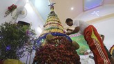 FOTO: Deretan Pohon Natal Unik di Nusantara Pohon Natal tak melulu berbentuk pohon berhias lampu dan lonceng. Sejumlah kelompok masyarakat dari berbagai daerah membuat pohon Natal unik.