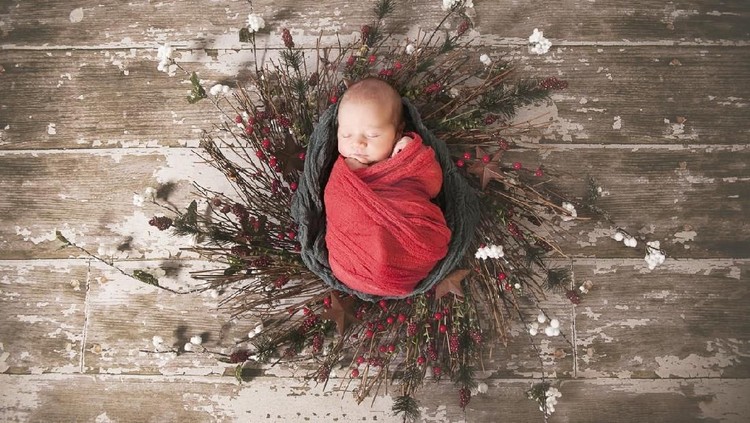 Calon jagoan kecil lahir saat Natal atau dekat Hari Raya Natal? Kalau belum punya pilihan nama bayi, cari inspirasi nama anak laki-laki di sini, Bunda.