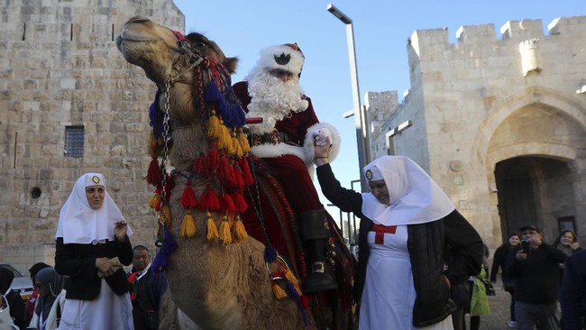 Ribuan warga Palestina dilaporkan mengikuti parade perayaan Hari Natal di Kota Ramallah, Tepi Barat, pada Senin (23/12).