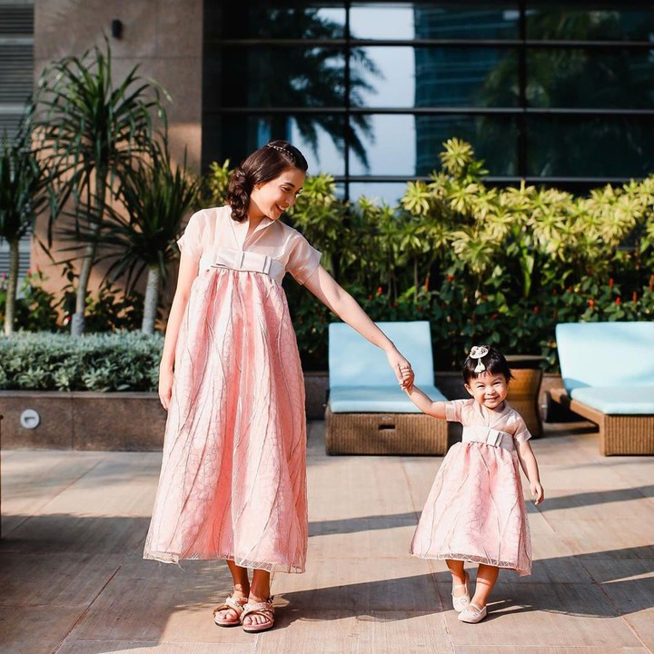 Chelsea Olivia kompak mengenakan dress bergaya hanbok ala Korea nih, Bun. Kompak banget dengan Natusha yang juga mengenakan busana serupa. Tertarik mencoba gaya mereka? (Foto: Instagram @chelseaoliviaa)