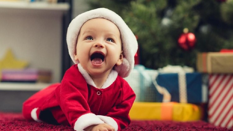 Bunda akan menyambut kehadiran bayi perempuan di bulan Desember ini? Kalau sedang bingung cari nama bayi, cek deh inspirasi nama bayi bertema Natal berikut.