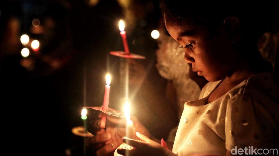 Ibadah Malam Natal di Gereja Portugis Jakut Umat Katolik keturunan Portugis melakuan ibadah malam Natal di Gereja Tugu, Jakarta Utara, Selasa (24/12).