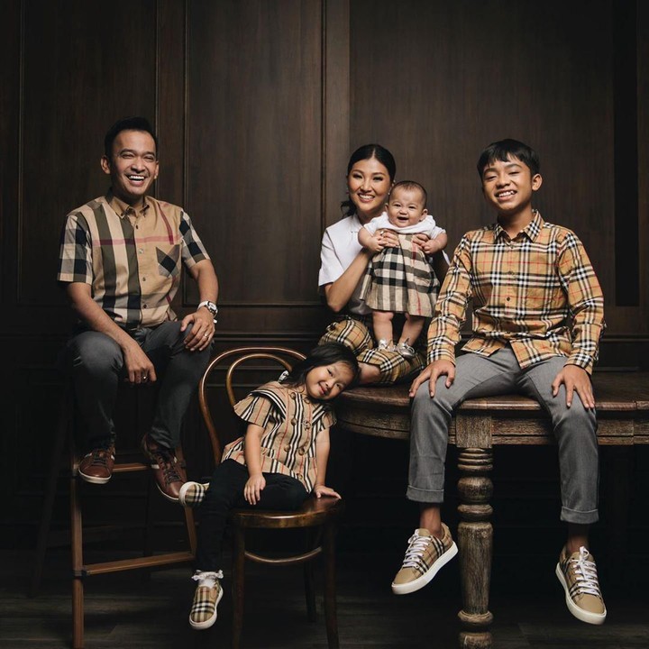 Keluarga Ruben Onsu dan Sarwendah memilih mengenakan outfit dari salah satu brand fashion ternama nih, Bun. Mulai dari Ayah Ruben, Bunda Sarwendah, Betrand, Thalia hingga Thania kompak banget ya, Bun. Selamat Natal! (Foto: axioo.family via Instagram @sarwendah29)