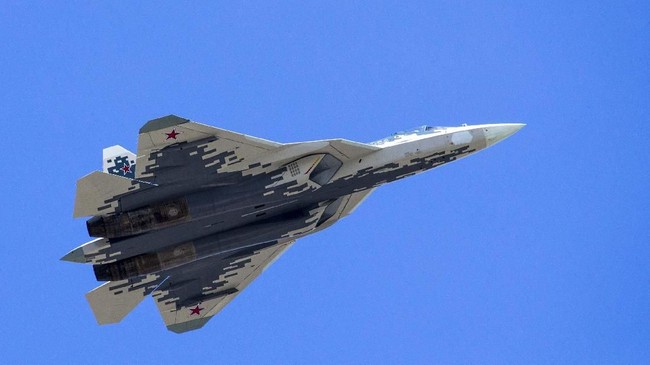 Jet tempur Su-57 generasi kelima buatan Rusia jatuh saat melakukan penerbangan uji coba. Jet tempur canggih itu jatuh di wilayah pabrik perakitan.