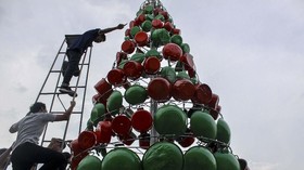FOTO: Deretan Pohon Natal Unik di Nusantara