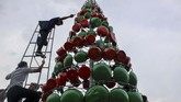 FOTO: Deretan Pohon Natal Unik di Nusantara Pohon Natal tak melulu berbentuk pohon berhias lampu dan lonceng. Sejumlah kelompok masyarakat dari berbagai daerah membuat pohon Natal unik.