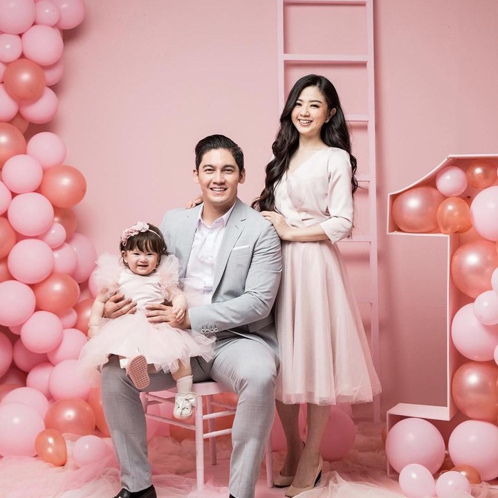 Franda dan Samuel Zylgwyn membagikan foto setahun lalu. Tapi masih cocok dijadikan inspirasi busana Natal besok, Bun. Mereka memilih tema formal. Samuel tampak keren mengenakan suit berwarna abu-abu. Sedangkan Franda dan Zylvechia kompak mengenakan dress berwarna pastel. (Foto: Instagra, @frandaaa87)