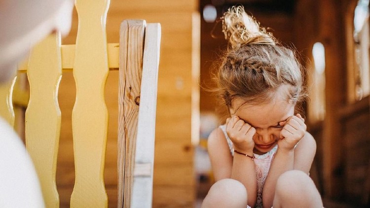 Jangan Dikucek! Ini 3 Pertolongan Pertama Ketika Anak Kelilipan Ketika debu atau pasir masuk ke mata anak, jangan sampai anak mengucek matanya ya, Bun. Ikuti langkah ini sebagai pertolongan pertama ketika anak kelilipan.