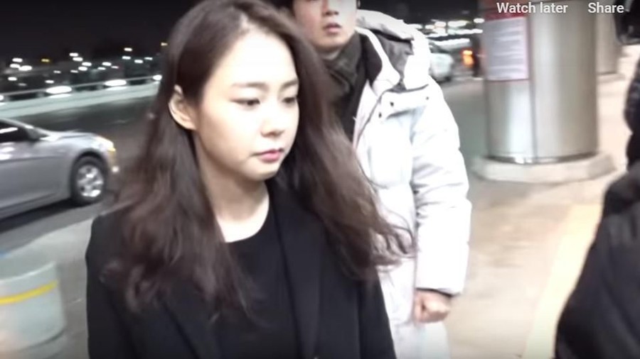 Han Seung Yeon tampak menghapus air matanya dengan tisu sambil jongkok.