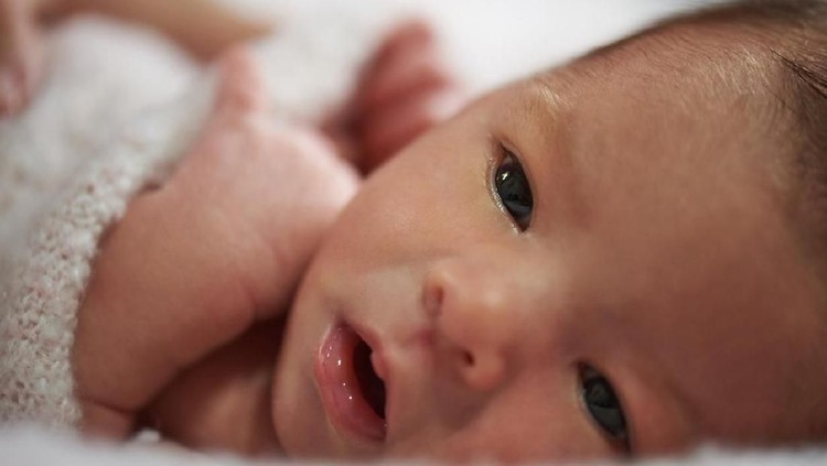 Bayi juga bisa kena sakit mata lho, Bun. Hmm, apa ya penyebabnya dan apakah ini berbahaya?