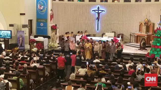 Misa Natal di Mata Bocah Muslim Hideyoshi Seorang pegiat toleransi beragama Islam Milastri, mengajak anaknya untuk menghadiri Misa Malam Natal 2019.