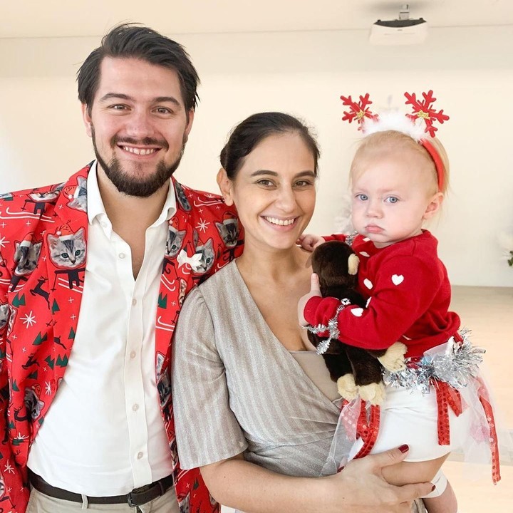 <p>"<em>Happy Holidays from Allie, baby bump and Family. Allie wasn’t too happy to see Santa though,</em>" tulis Marissa Nasution di foto ini. (Foto: Instagram @marissaln)</p>