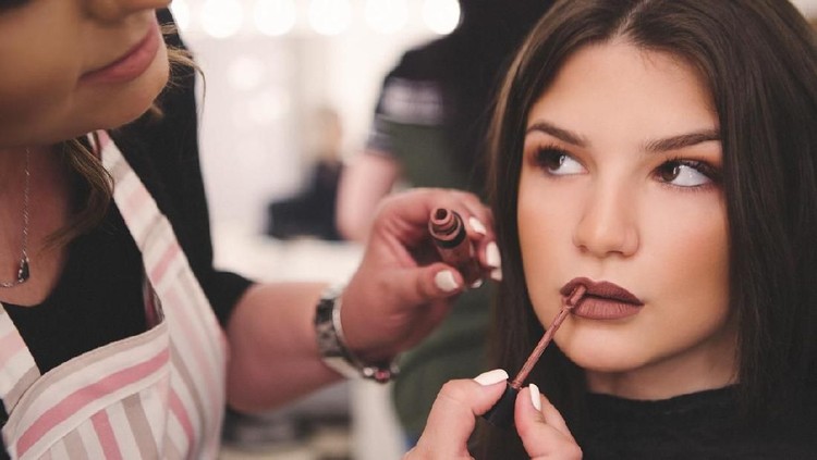 Bunda yang berzodiak Cancer, kenapa enggak coba lipstik warna gelap? Untuk si Libra, yuk saatnya belanja baju dan nikmati great sale akhir tahun.
