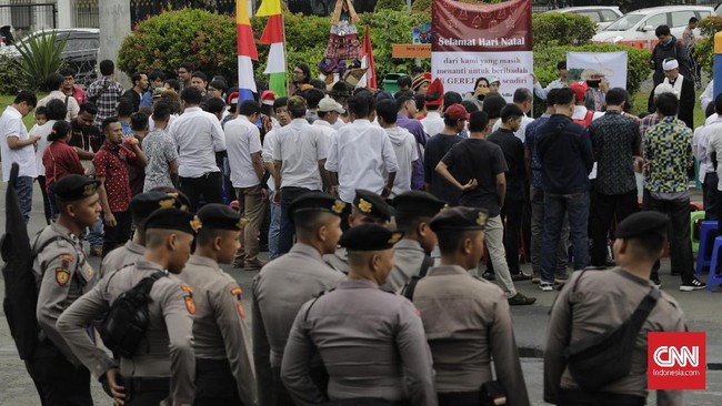 Pusat Studi Antar Komunitas (Pusaka) Padang menyampaikan Satpol PP Kabupaten Sijunjung meminta warga tidak melaksanakan perayaan Natal di rumah.